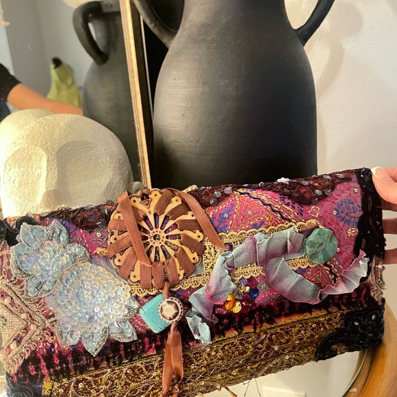Beautiful unique clutch for a big statement in your outfit. - Picture 4 of 4